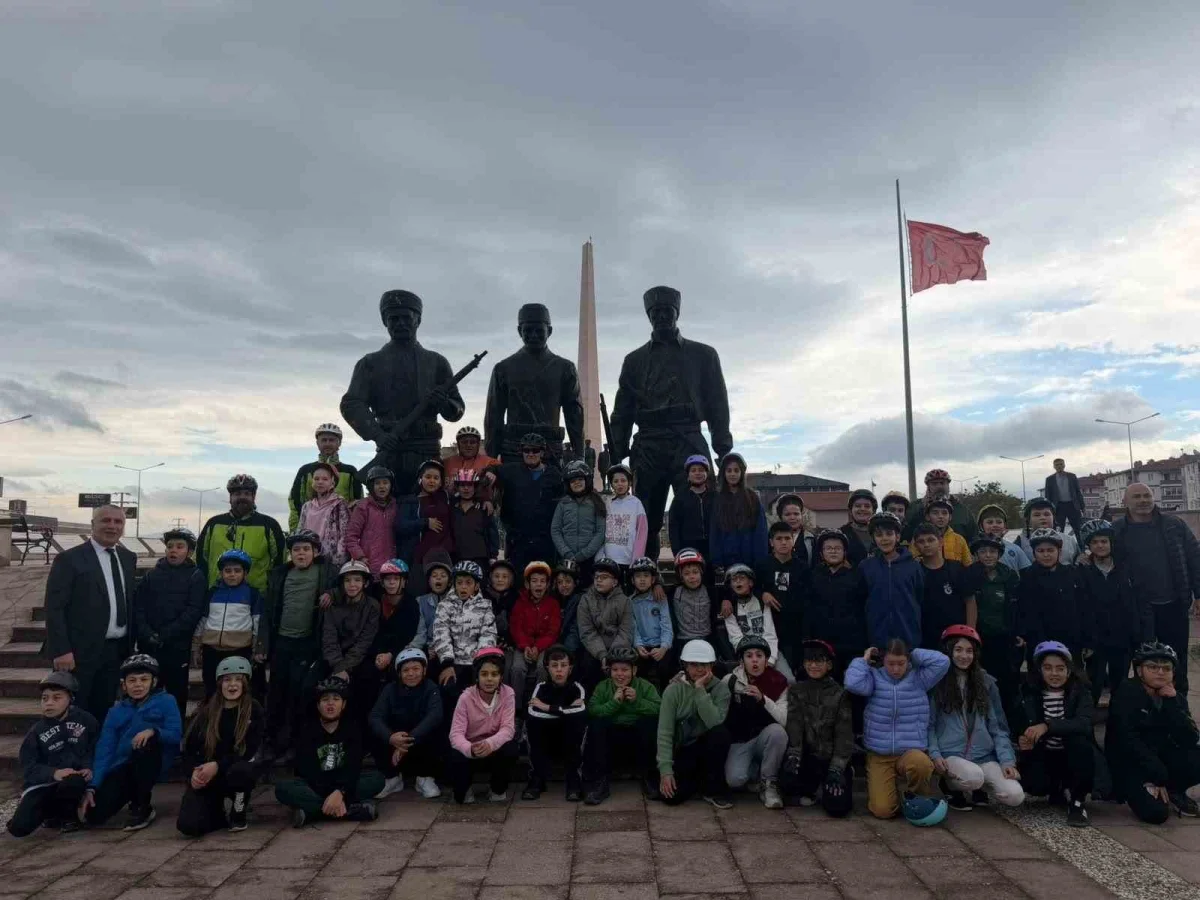 Burhaniye'de öğrenciler Cumhuriyet için pedal çevirdi 3