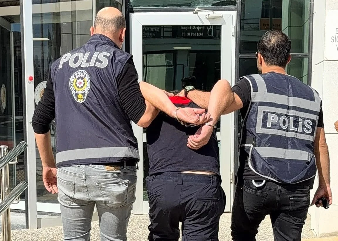 İZMİR’İN SEFERİHİSAR İLÇESİNDE, ESKİ SEVGİLİSİNİN EVİNİ BENZİN DÖKEREK KASITLI OLARAK ATEŞE...