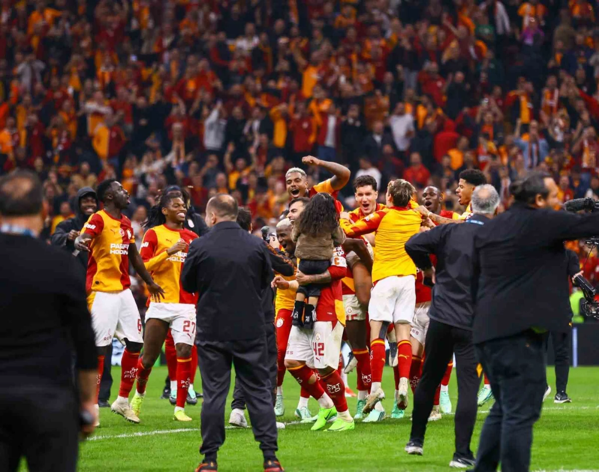 Galatasaray derbi zaferini taraftarıyla kutladı 1