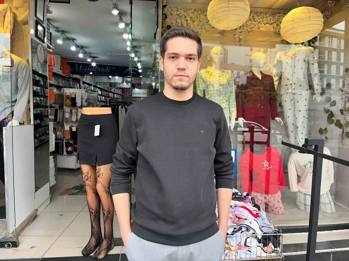 İzmir'de kontrolden çıkan otomobil iş yerine çarptı 5
