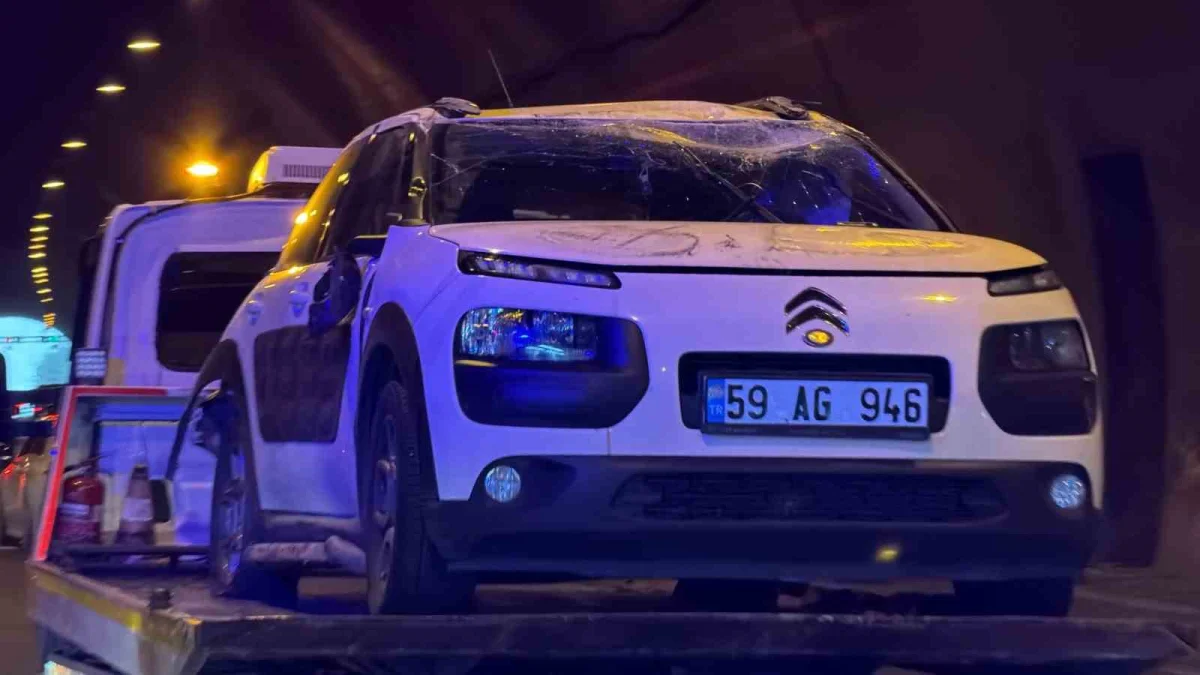 Bolu Dağı Tüneli'nde tırın otomobile çarpıp kaçtığı kaza kamerada 2