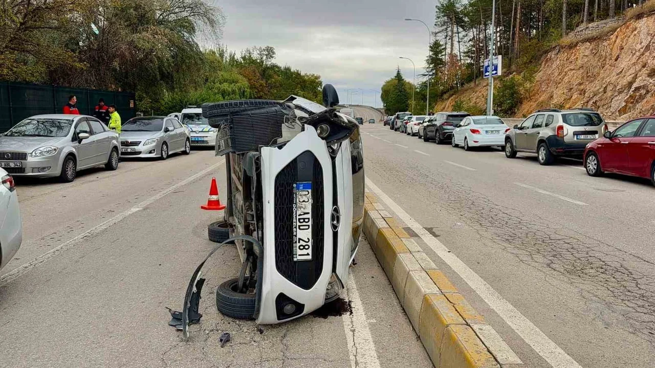 AFYONKARAHİSAR'DA İKİ OTOMOBİLİN ÇARPIŞMASI SONUCU YAŞANAN TRAFİK KAZASINDA DEVRİLEN ARACIN...