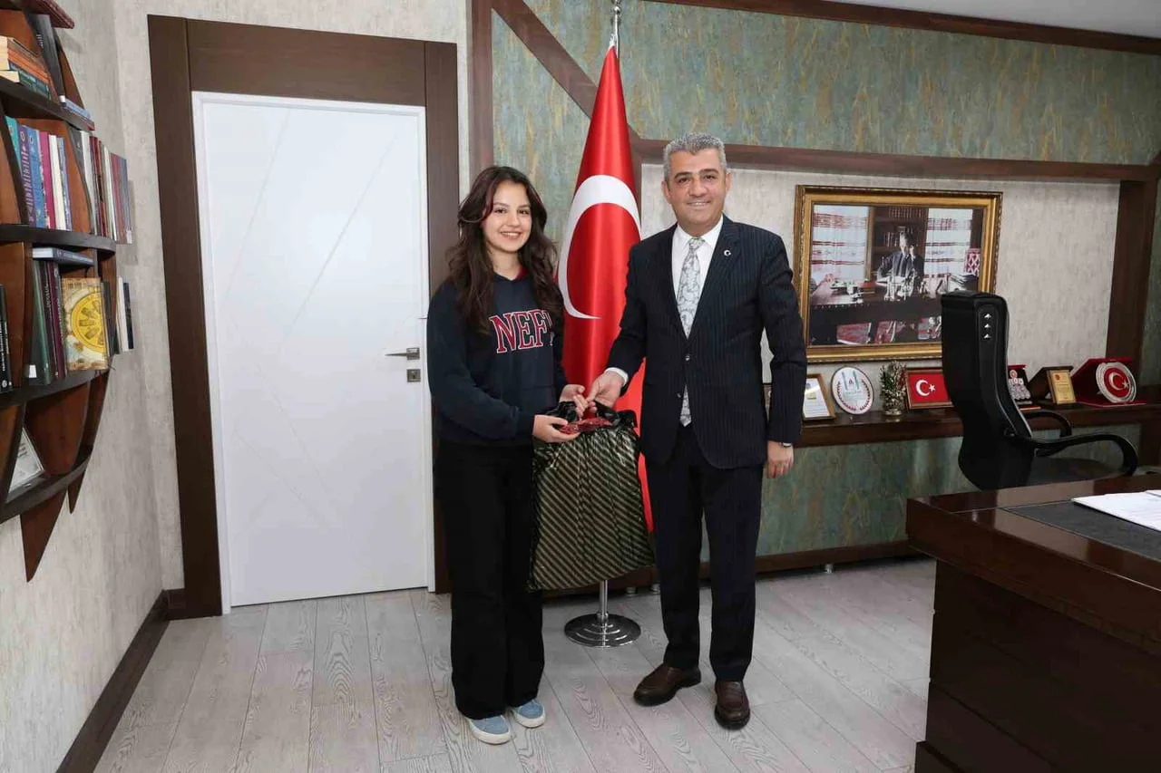 ERZURUM PROF. DR. NECMETTİN ERBAKAN FEN LİSESİ 11. SINIF ÖĞRENCİSİ YAĞMUR ŞAKAR, KÜRESEL YAPAY...