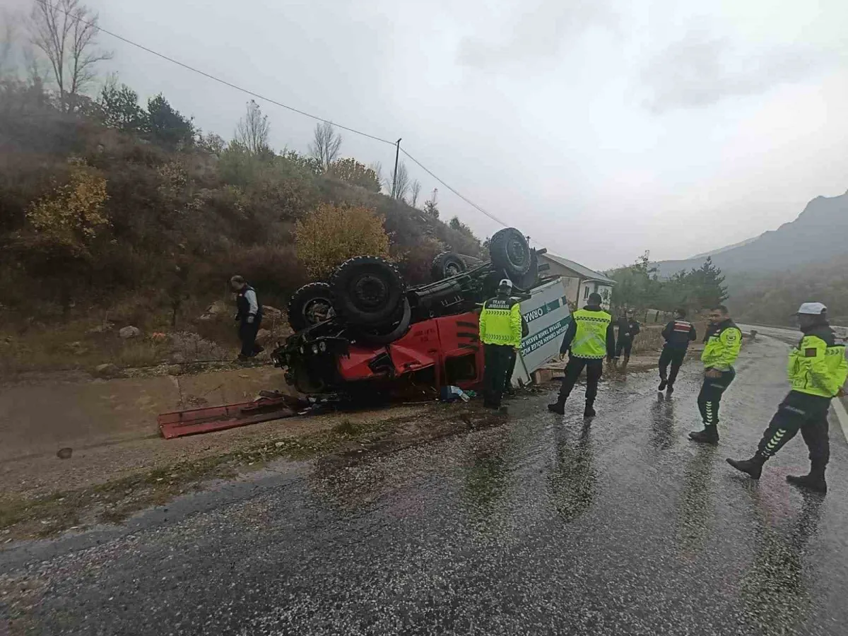 Suşehri'nde devrilen bakım aracındaki 3 orman personeli yaralandı 3