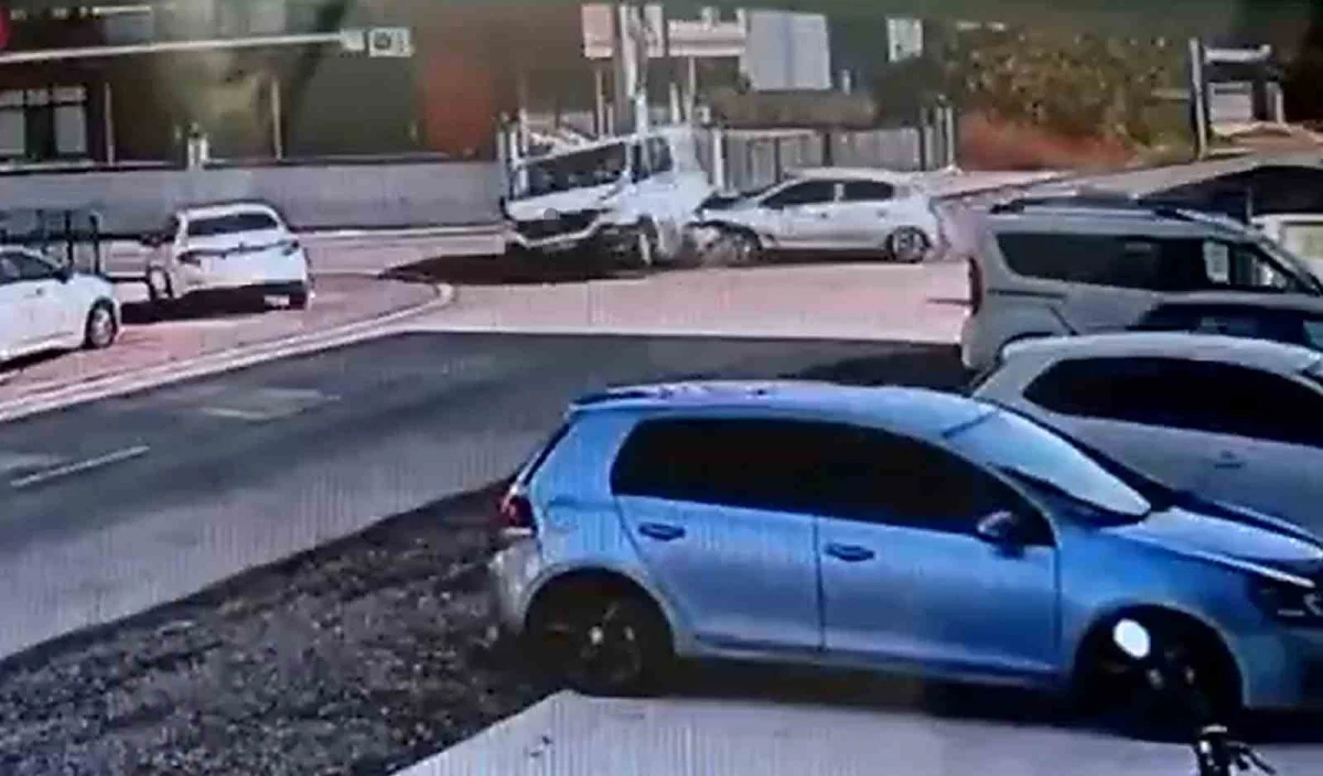 Düzce'de otomobilin çarptığı minibüs park halindeki aracın üzerine çıktı 1