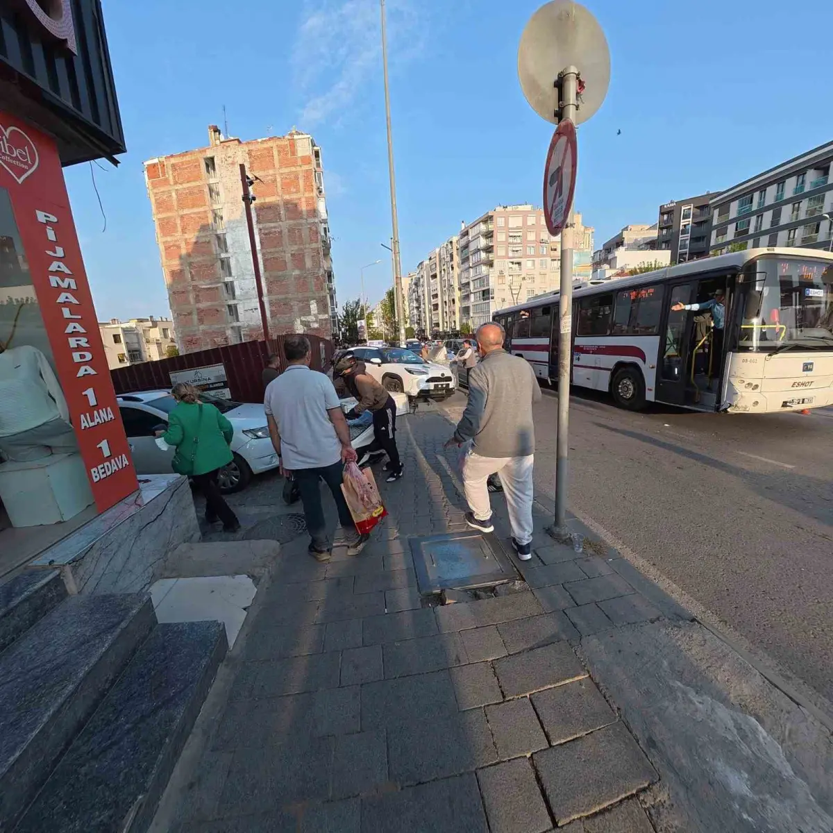 İzmir'de kontrolden çıkan otomobil iş yerine çarptı 1
