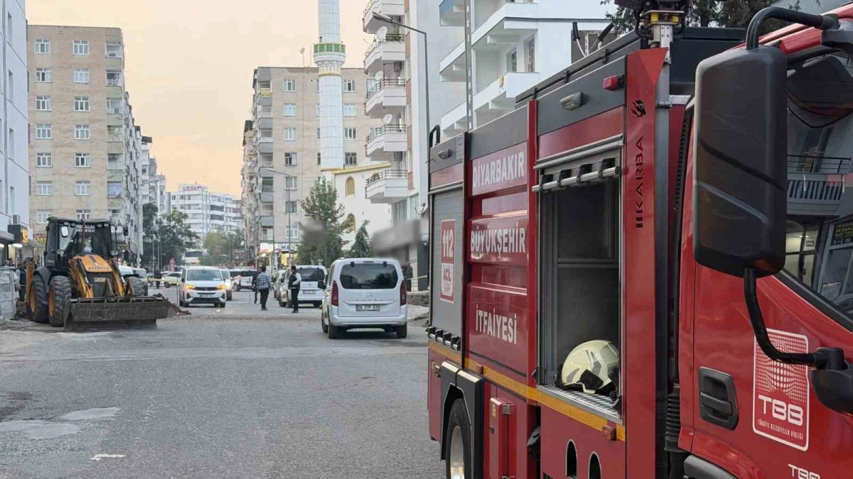 Diyarbakır'da iş makinesinin çarptığı doğal gaz borusu çatladı 4