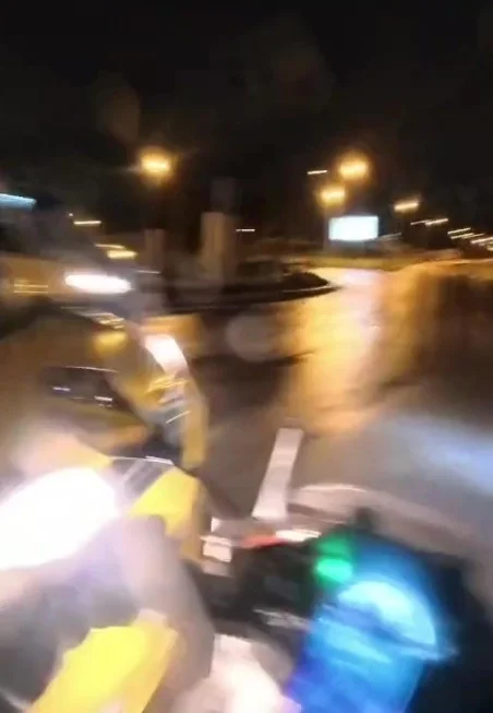 Antalya'da hafif ticari araç ile motosikletin çarpışma anı kask kamerasında 1