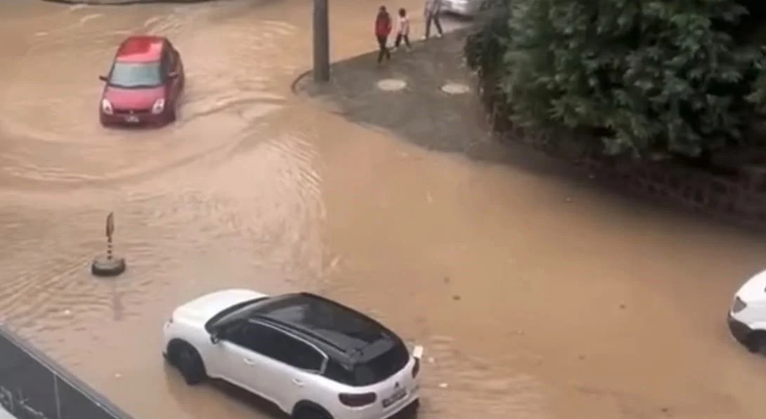 Gaziantep'te aniden bastıran sağanak yolları göle çevirdi 1