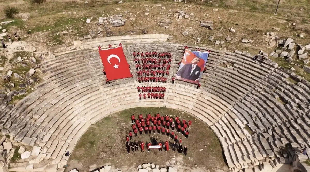 Osmaniye'de 103 öğrenci Cumhuriyet coşkusunu Kastabala Antik Kenti'nde yaşadı 2