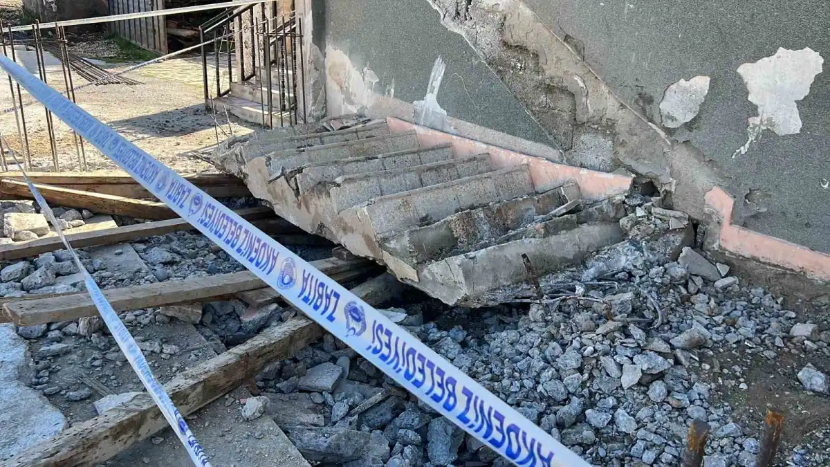 Depremde eşini ve iki kızını kaybeden işçi çöken merdivenin altında can verdi 5
