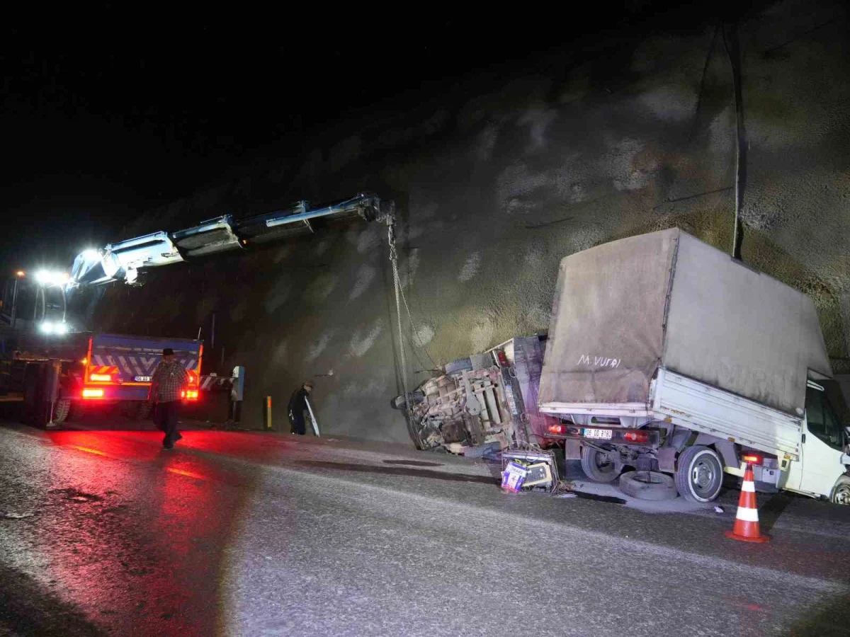 Kastamonu'da iki kamyonet çarpıştı: 9 yaralı 5