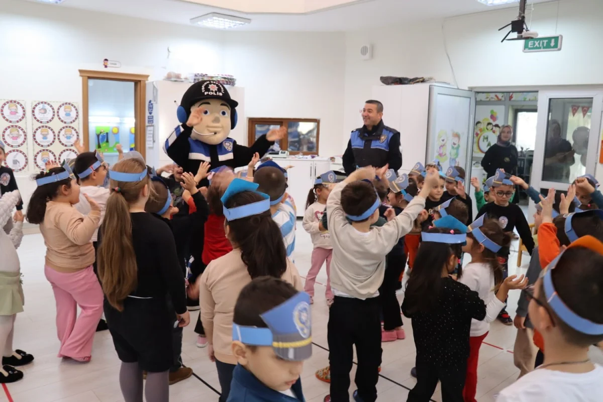 Kastamonu'da polis ekiplerinden 1 bin 140 öğrenciye siber güvenlik ve akran zorbalığı eğitimi 5