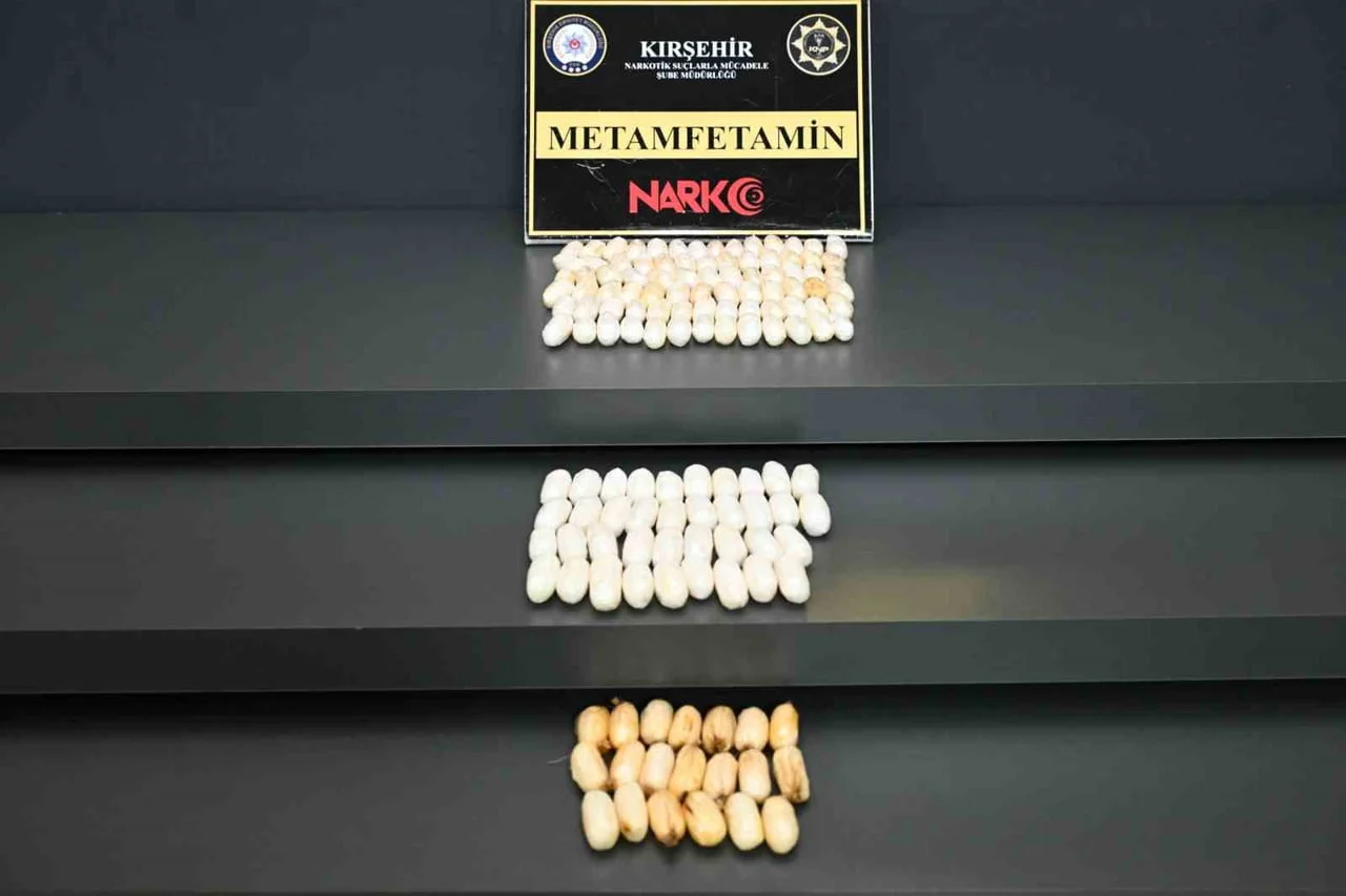 KIRŞEHİR'DE, VÜCUTLARINDA 1 KİLO 157GRAM UYUŞTURUCU TAŞIYAN 3 KİŞİ TUTUKLANDI.