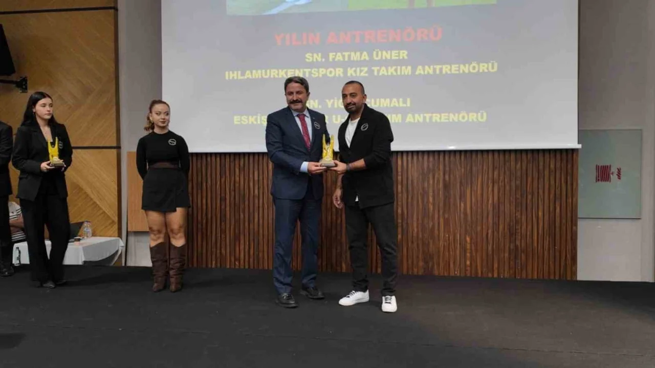 ESKİŞEHİR'DE DÜZENLENEN 5. YIL SPOR ÖDÜLLERİ GECESİ'NDE GENÇLİK VE SPOR İL MÜDÜRÜ HASAN KALIN...