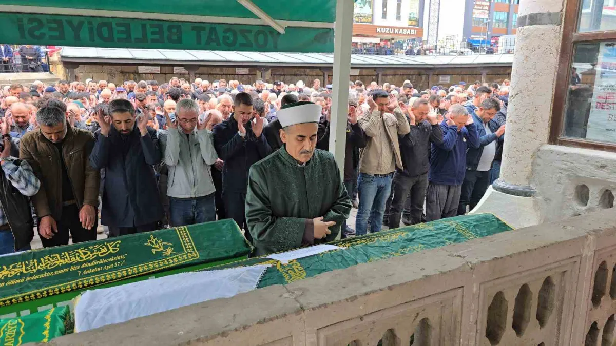 Çorum'daki kazada hayatını kaybeden anne ve iki çocuğu Yozgat'ta defnedildi 3