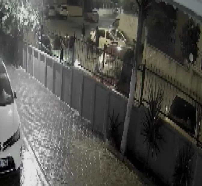Adana'da sokağa bırakılan havai fişekler araç ve evlere sıçradı 2