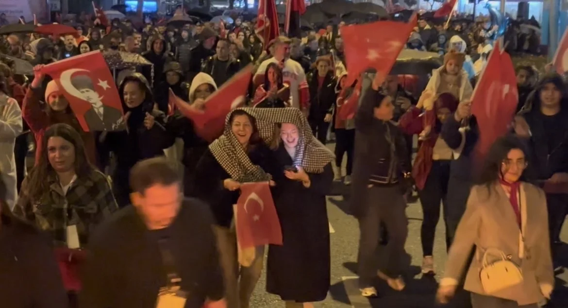 Bursa'da Can Bonomo konserinde yağmura rağmen Cumhuriyet coşkusu 3