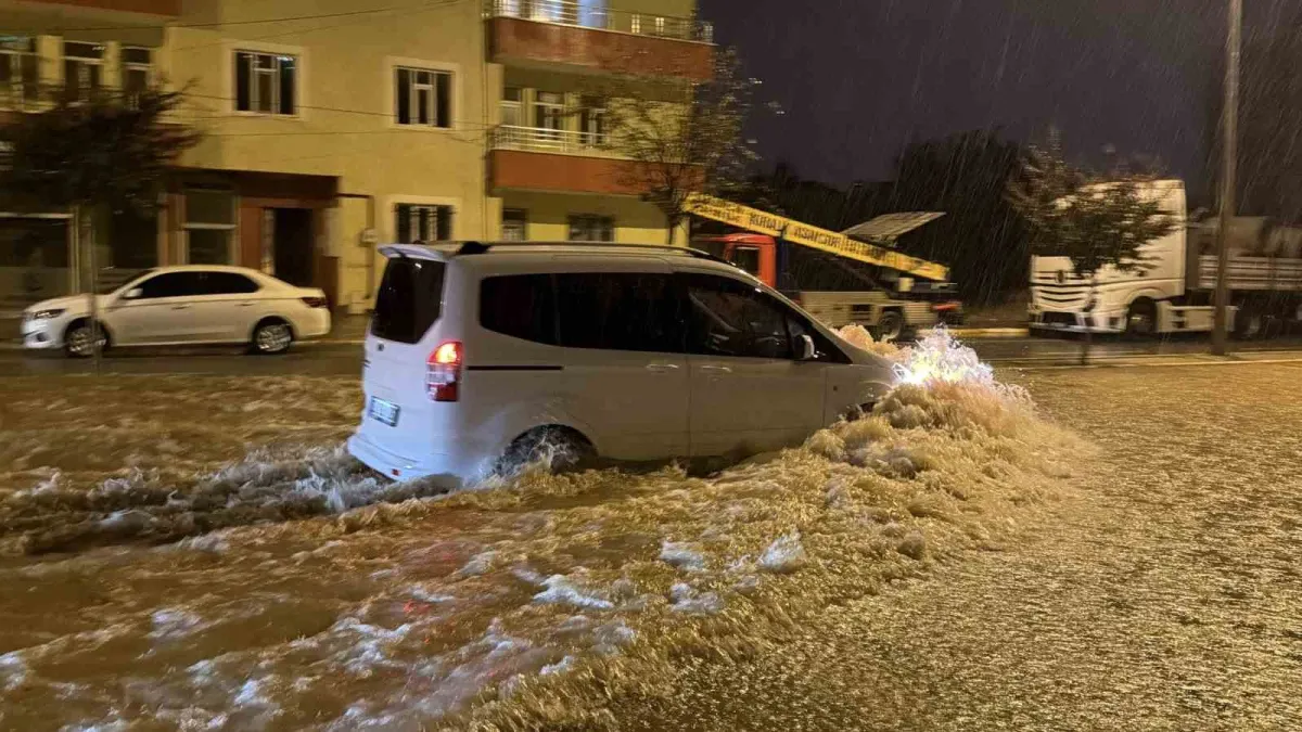 Adıyaman'da şiddetli sağanak hayatı felç etti: Araçlar göle dönen yollarda mahsur kaldı 4