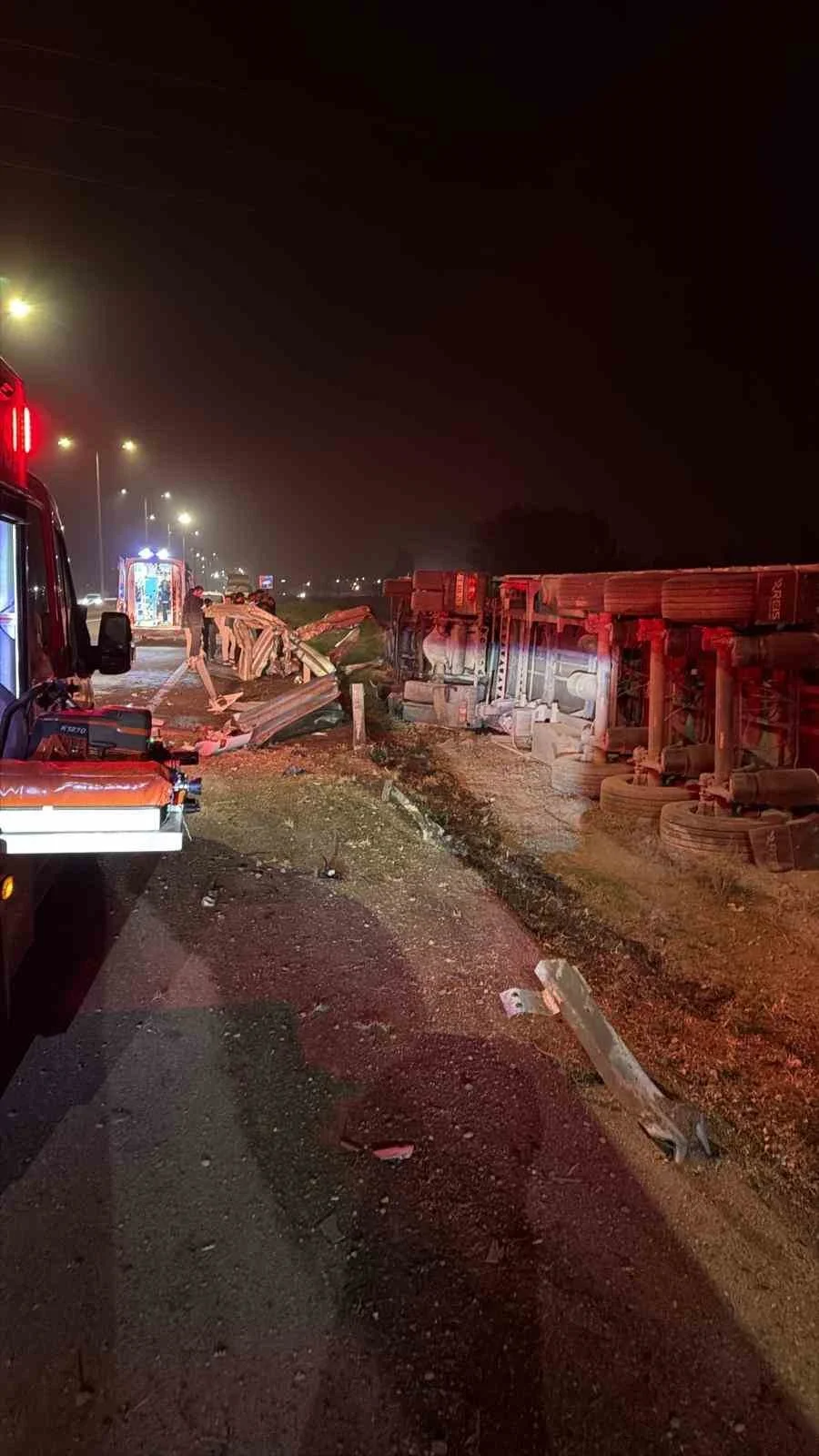 Iğdır'da çimento yüklü tır bariyerlere çarparak devrildi 3