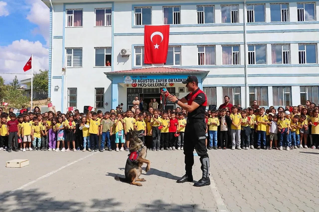 SİİRT'TE 600 ÖĞRENCİYE TRAFİK VE SİBER GÜVENLİK EĞİTİMİ VERİLDİ