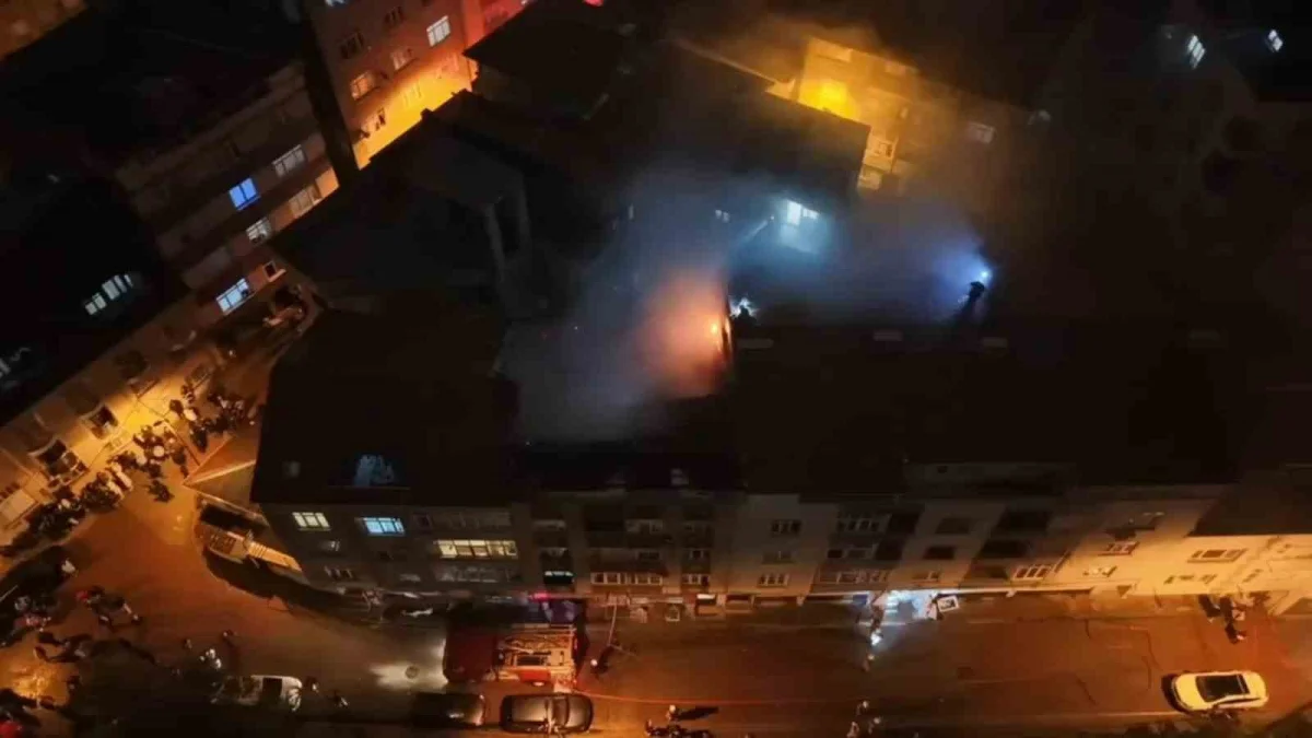 Kağıthane’de 5 katlı binanın çatısında çıkan yangın hasara yol açtı 3