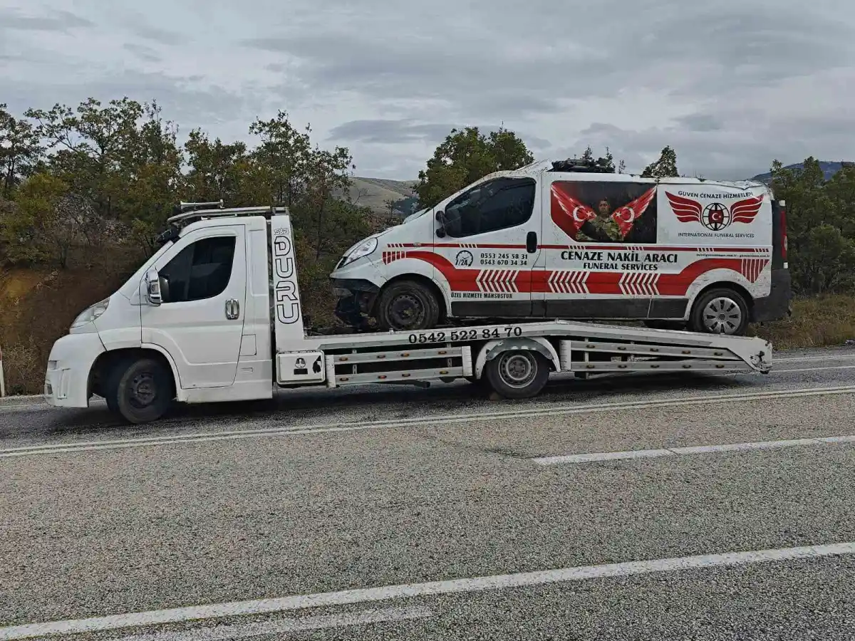Isparta'da cenaze nakil aracı şarampole devrildi: Sürücü yaralandı 2