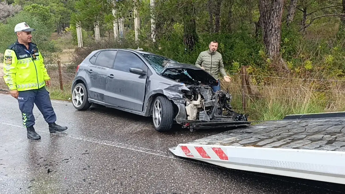 Antalya'da servis midibüsü ile otomobil çarpıştı: Sürücü araçta sıkıştı 3
