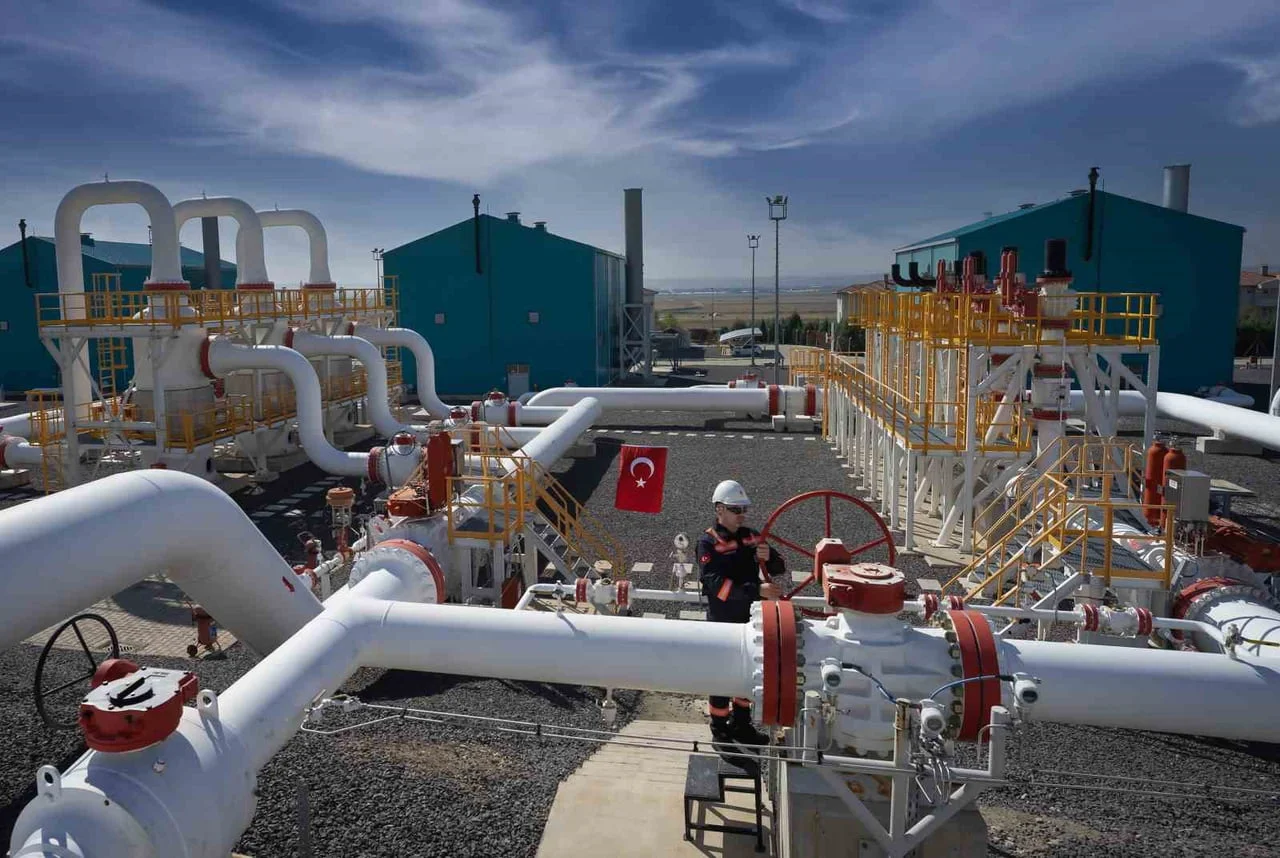 ENERJİ VE TABİİ KAYNAKLAR BAKANI BAYRAKTAR, TÜRKİYE’NİN İLETİM VE DAĞITIM AĞININ 257 BİN...