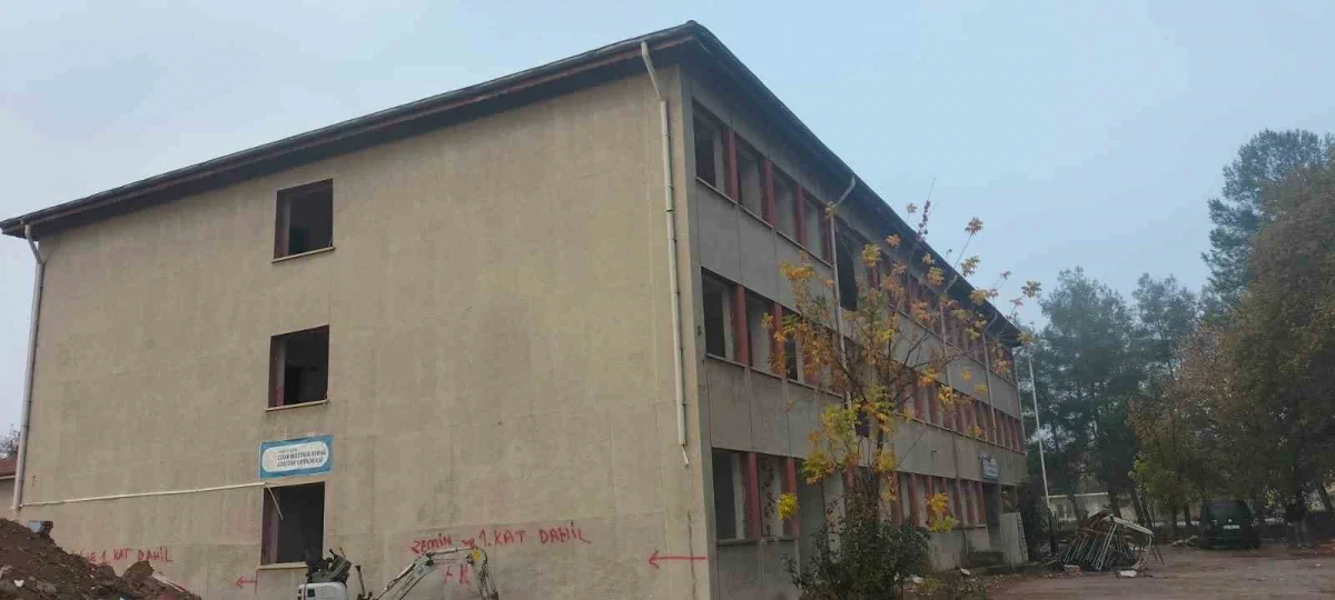 Çivril'deki 44 yıllık okulda güçlendirme çalışmaları başladı 4