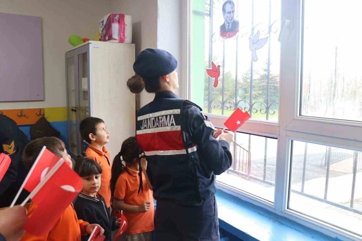 Eskişehir'de jandarma personeli minik öğrencilerle sınıfları 29 Ekim için süsledi 4