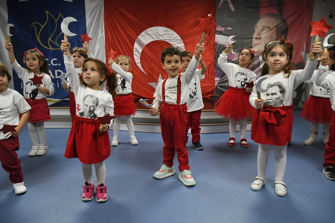 Kuşadası'nda miniklerden Cumhuriyet Bayramı kutlaması 1