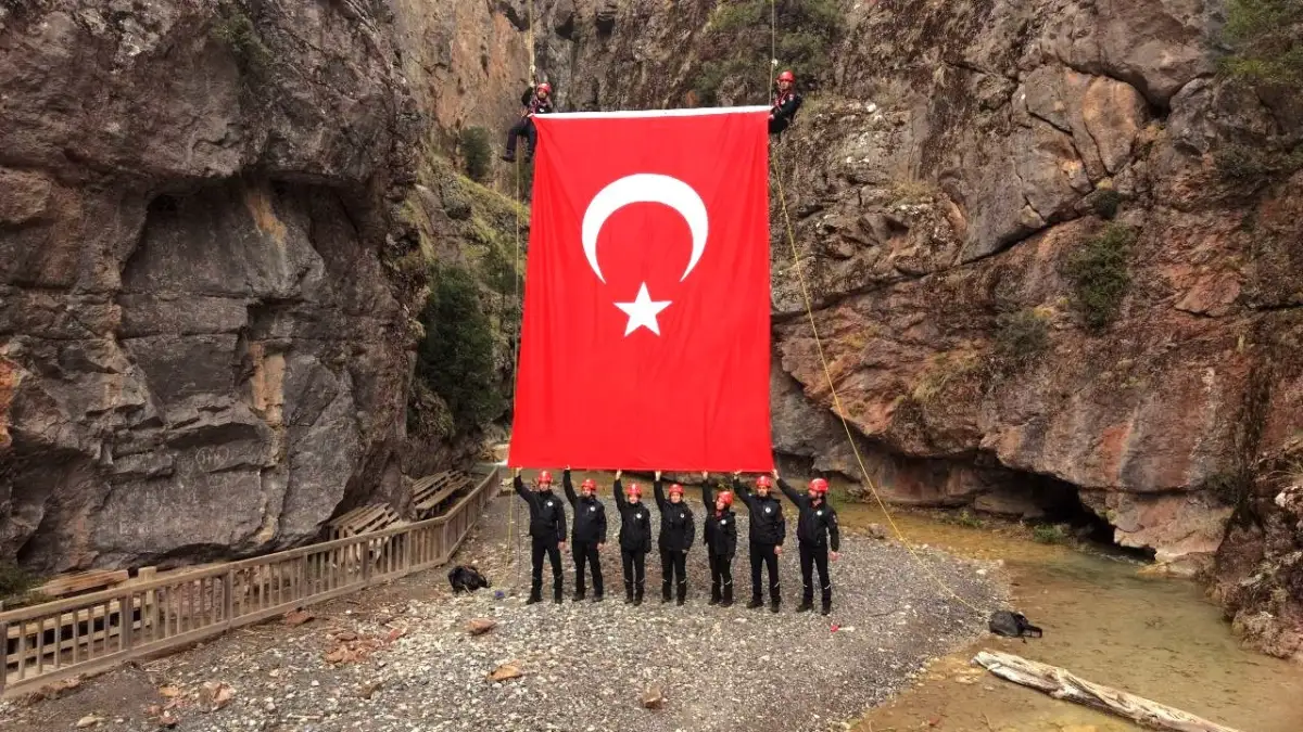 Acıpayam Kanyonu'nda 75 metre yükseklikte dev Türk bayrağı açıldı 5
