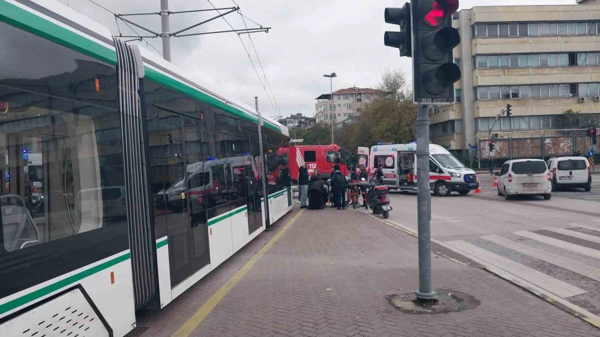 İzmit'te tramvayın çarptığı iki kadından biri ağır yaralandı 4