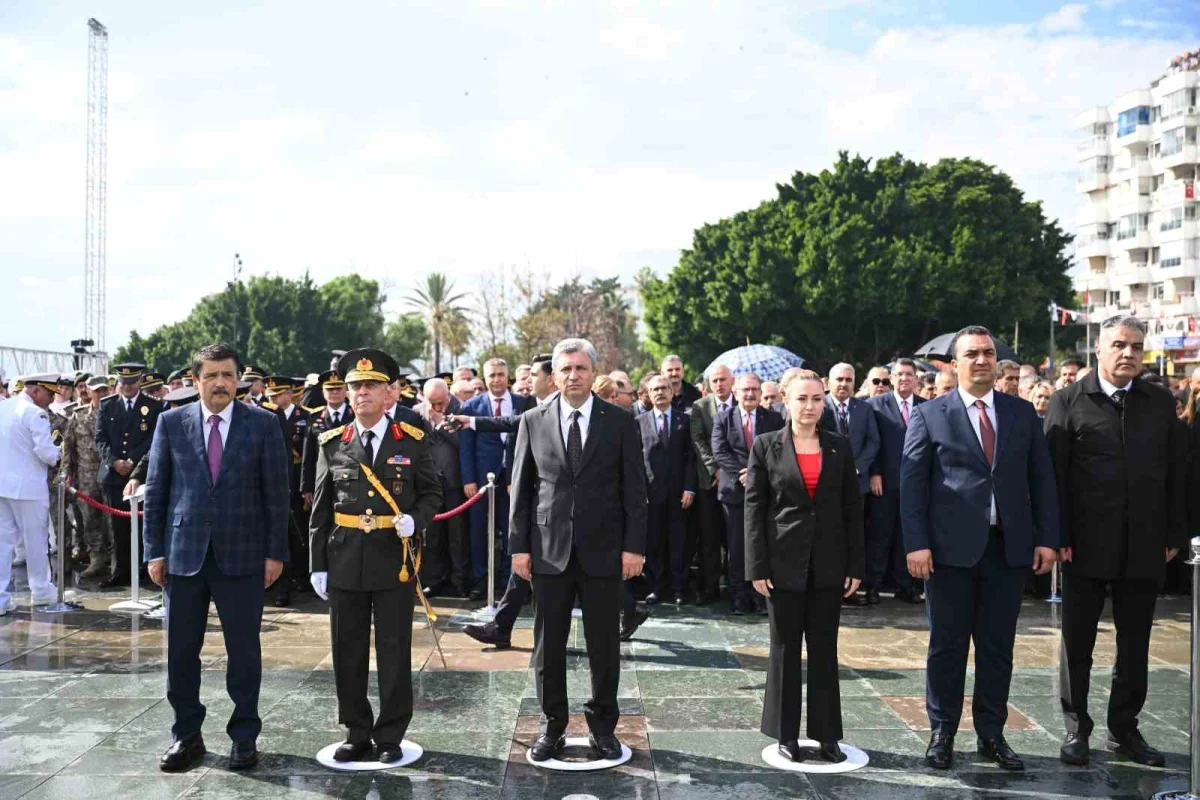 Antalya'da Cumhuriyet Bayramı kutlamaları çelenk sunumuyla başladı 1