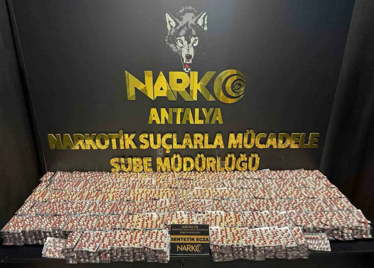 Antalya'da uyuşturucu tacirlerine operasyon: 32 baskında binlerce sentetik ecza yakalandı 2