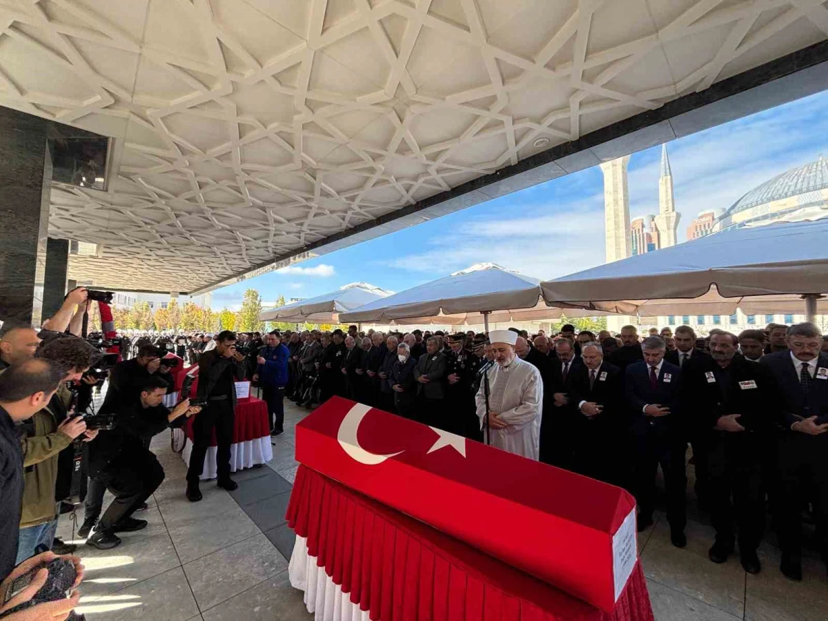Eski Devlet Bakanı Ünal Erkan ve emekli Tuğgeneral Gökhan Şahin son yolculuğuna uğurlandı 5