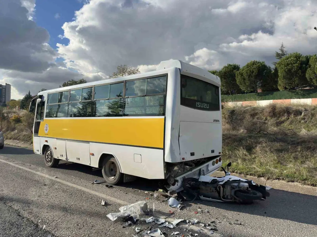 Uşak'ta motosiklet halk otobüsüne çarptı: 1 ölü, 1 ağır yaralı 2