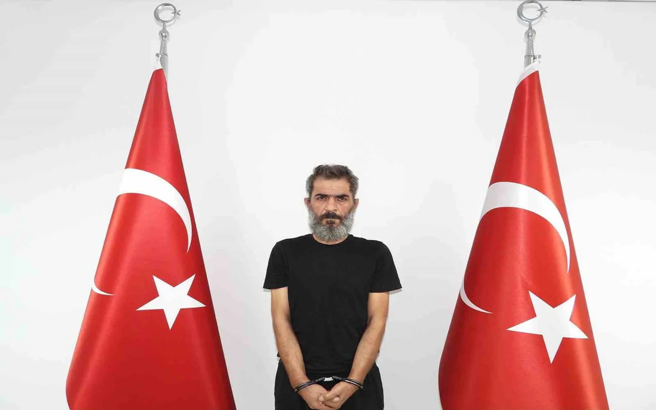 ÖMER EL-HATİP, DENİZ YOLUYLA AVRUPA’YA KAÇMAK ÜZEREYKEN YAKALANDI.