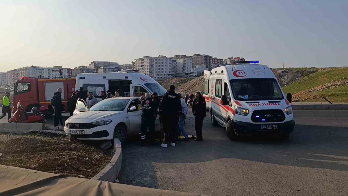 Siirt'te otomobil ile motosiklet çarpıştı: Kavşaktaki kazada 2 kişi yaralandı 4