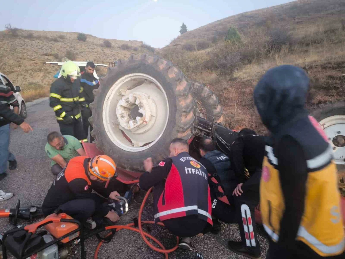 Erzincan'da devrilen traktörün altında sıkışan sürücü kurtarıldı 2