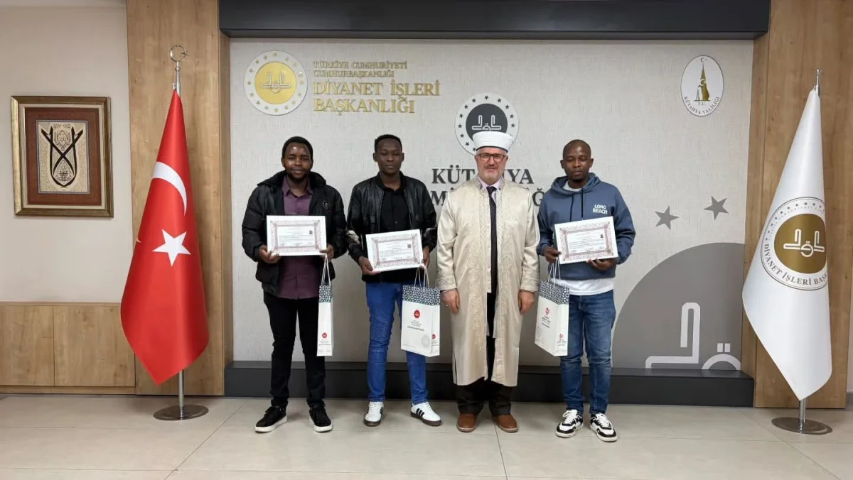 Kütahya'da porselen fabrikasında çalışan üç Kenyalı Müslüman oldu 1