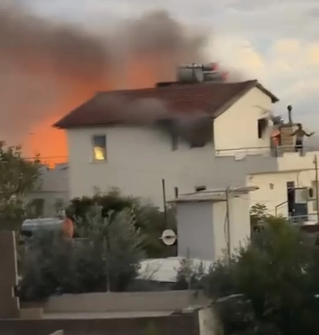 Antalya'da iki katlı evin çatısı alevlere teslim oldu 1