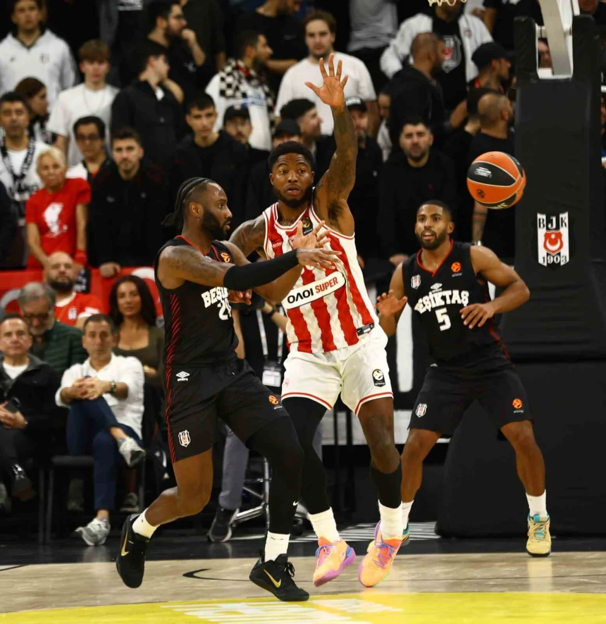 Euroleague'de Beşiktaş sahasında Olympiakos'a 81-73 mağlup oldu 4