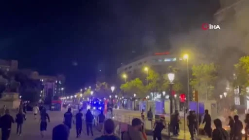 İspanya'nın Barcelona kentinde konut krizine ilişkin düzenlenen gösterilerde kapüşonlu gruplar...