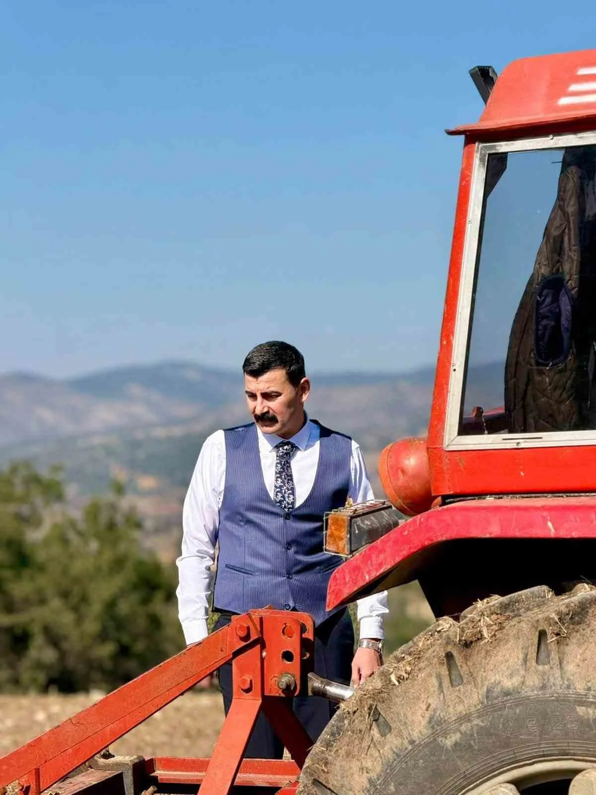 Hamamözü Kaymakamı Arslan traktör koltuğuna geçip tarla sürdü 2