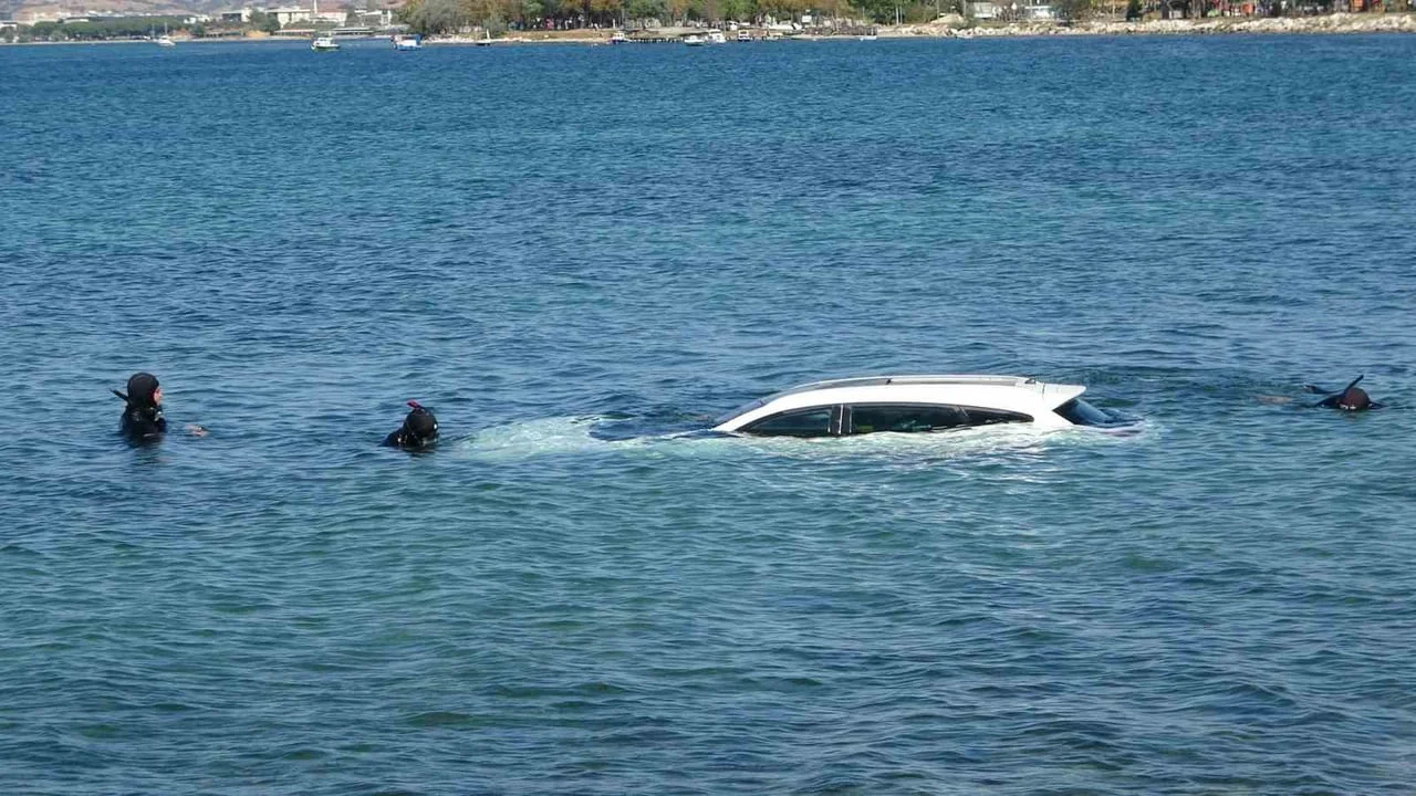 SÜRÜCÜSÜNÜN EL FRENİNİ ÇEKMEYİ UNUTARAK PARK ETTİĞİ OTOMOBİL KAYMAYA BAŞLADI. SÜRÜCÜ ARACIN...