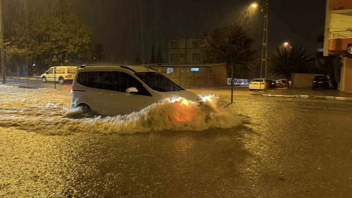 Adıyaman'da şiddetli sağanak hayatı felç etti: Araçlar göle dönen yollarda mahsur kaldı 1