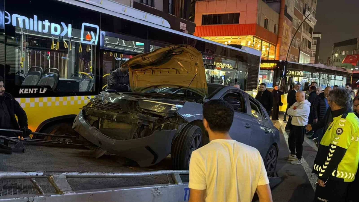 Küçükçekmece'de otomobil minibüse çarptı, iki yolcu hastaneye kaldırıldı 1