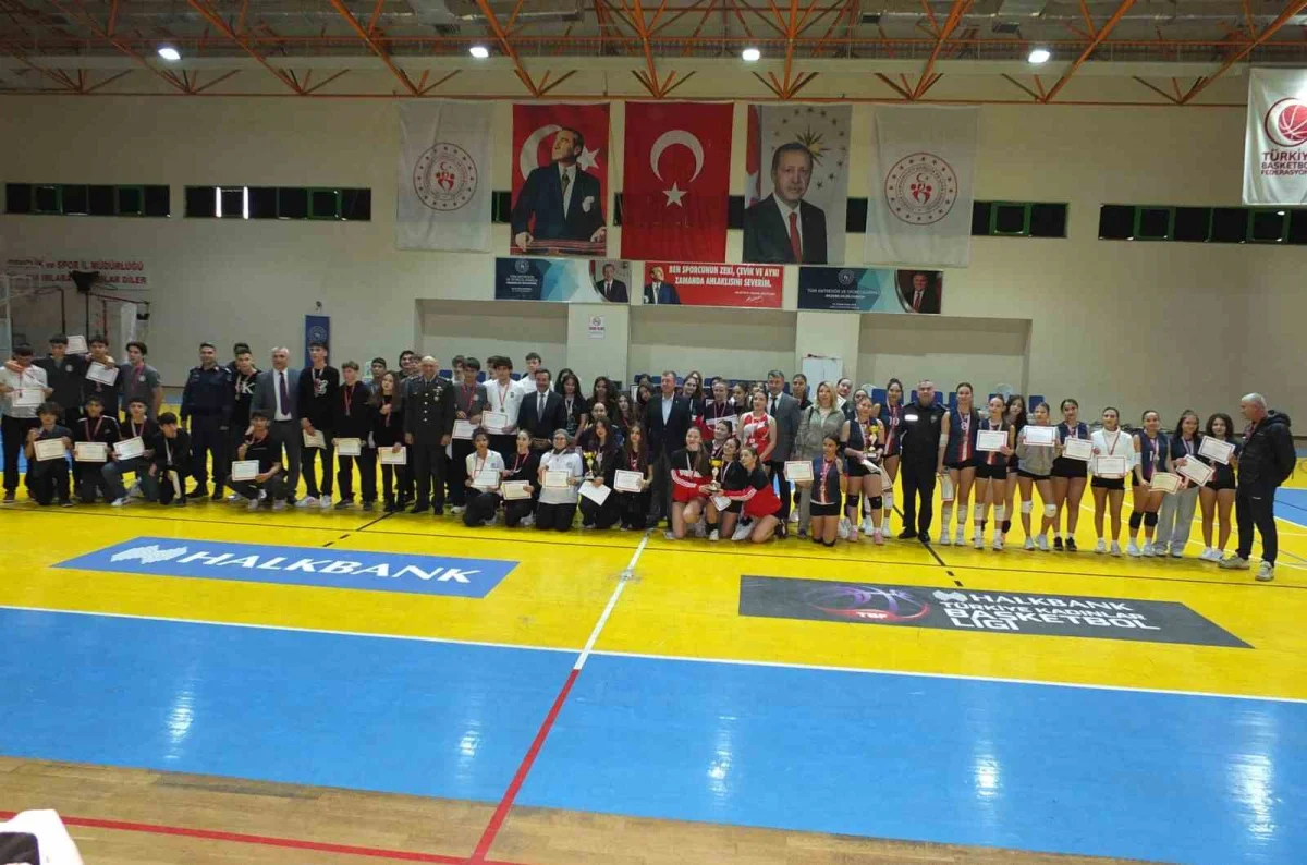 Burhaniye'de Cumhuriyet Kupası Turnuvası'nda ödüller sahiplerini buldu 3